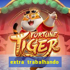 extra trabalhando em casa